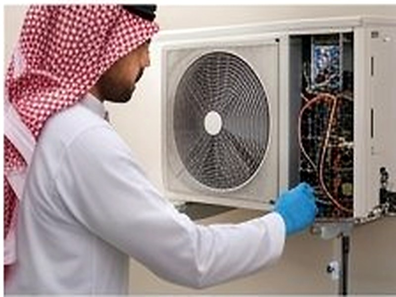 فريق صيانة راوا كول مع سياراتهم المجهزة